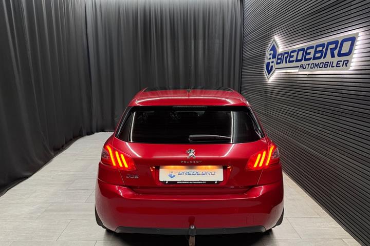 Rød Peugeot 308 fra 2018