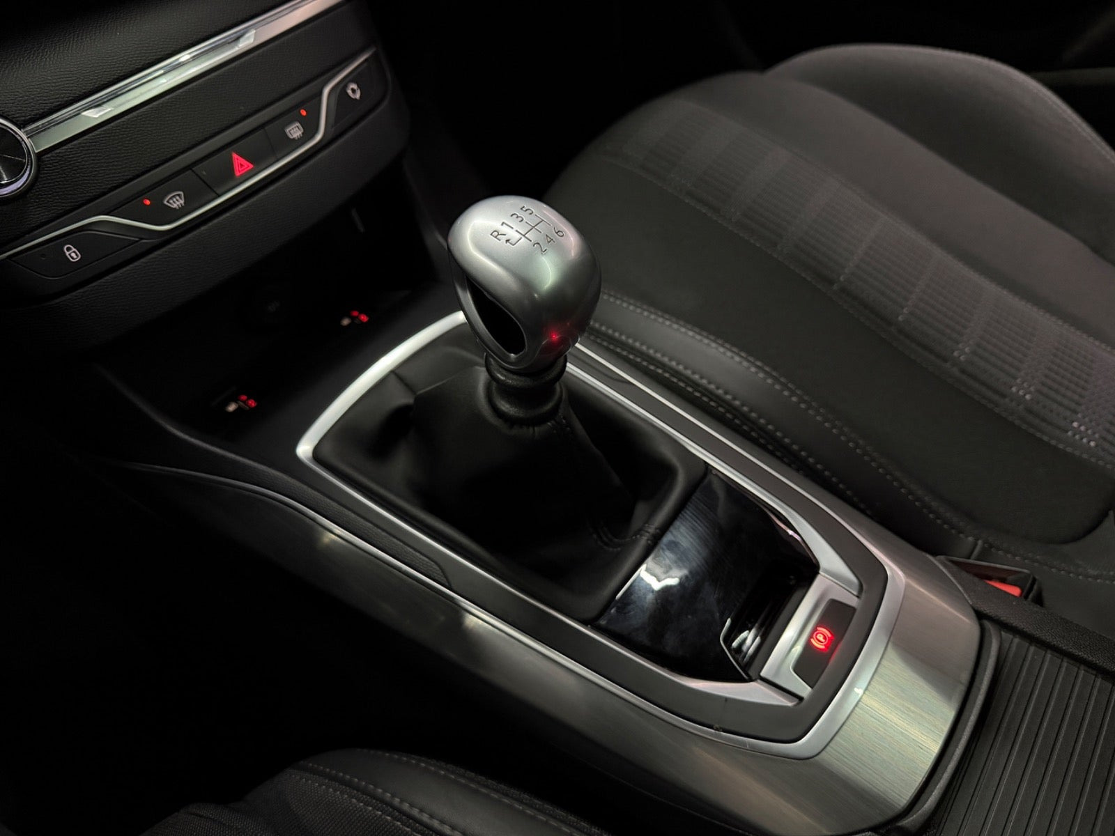 Rød Peugeot 308 fra 2018