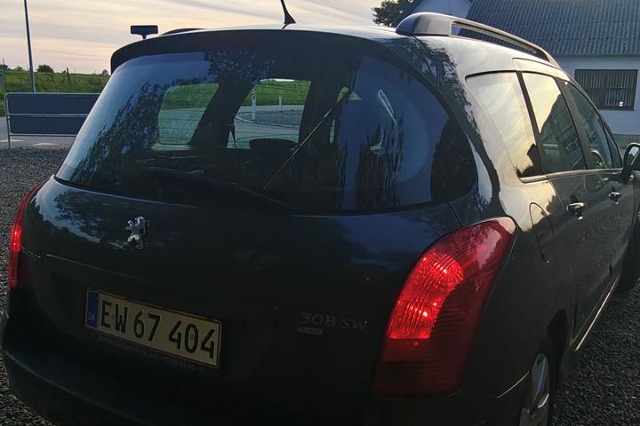 Grå Peugeot 308 fra 2012