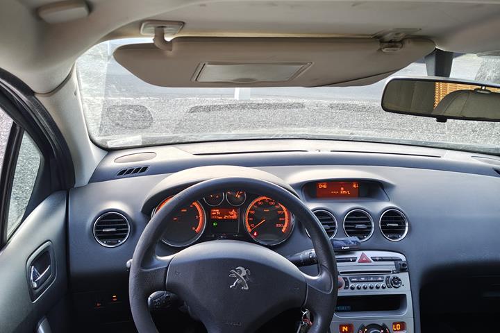 Grå Peugeot 308 fra 2012