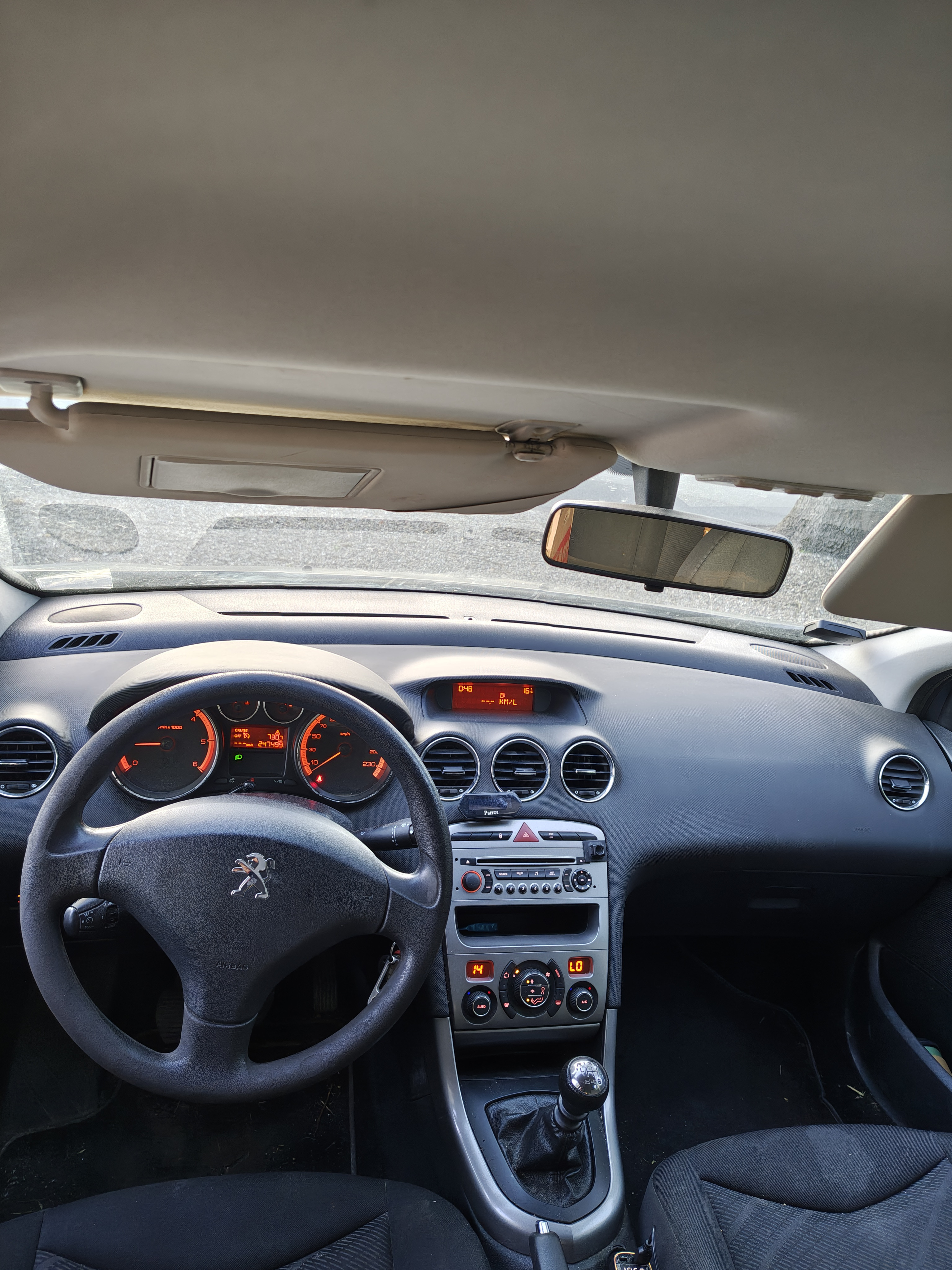 Grå Peugeot 308 fra 2012