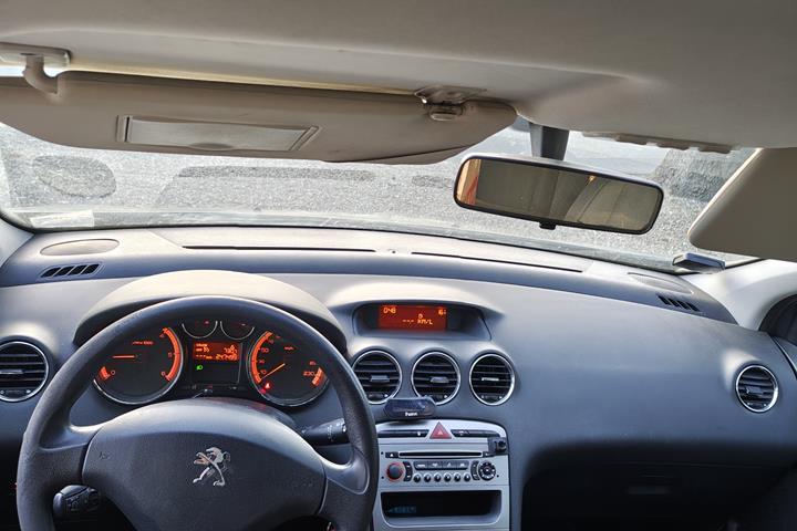Grå Peugeot 308 fra 2012