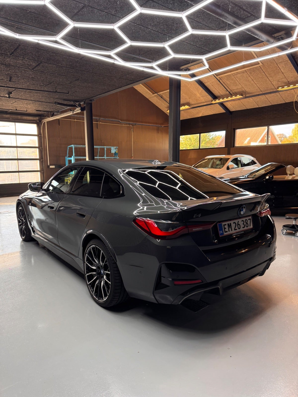 Grå BMW i4 fra 2022
