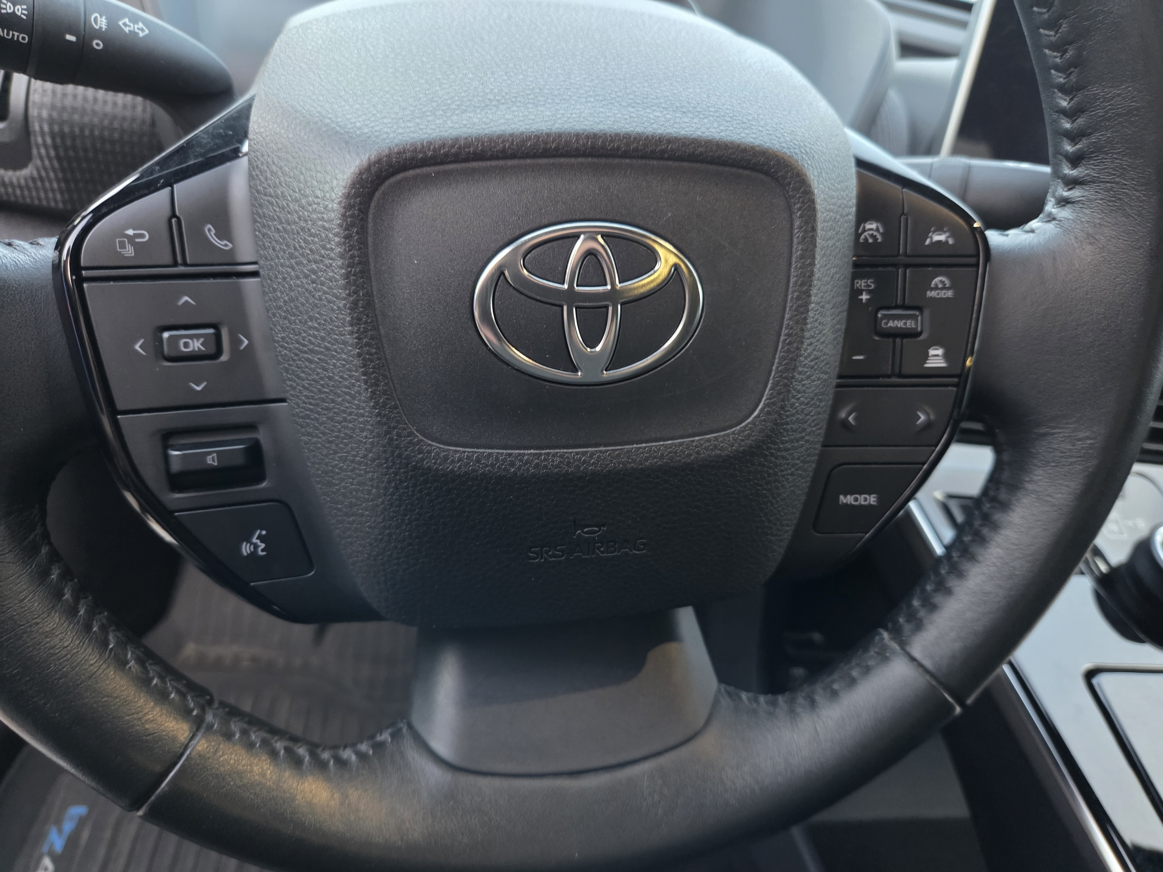 Hvid Toyota bZ4X SUV fra 2023