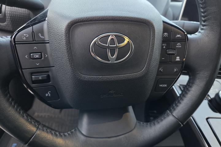 Hvid Toyota bZ4X SUV fra 2023