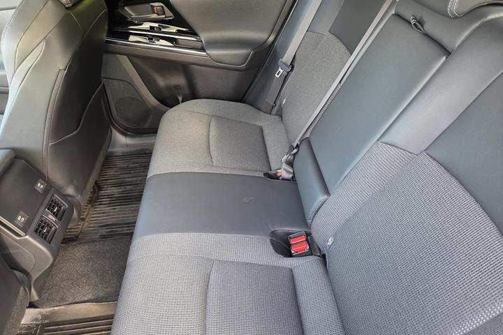 Hvid Toyota bZ4X SUV fra 2023