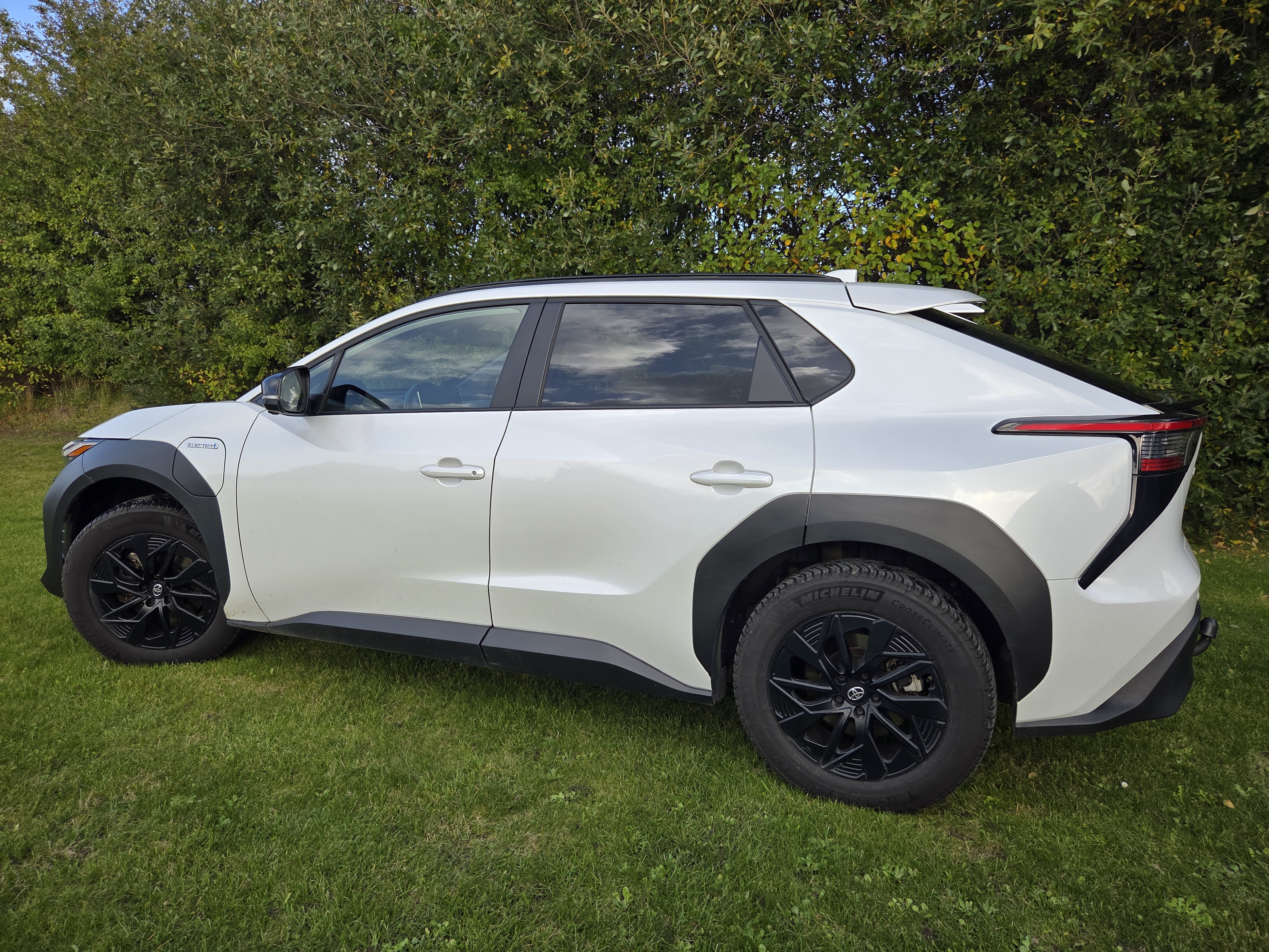 Hvid Toyota bZ4X SUV fra 2023