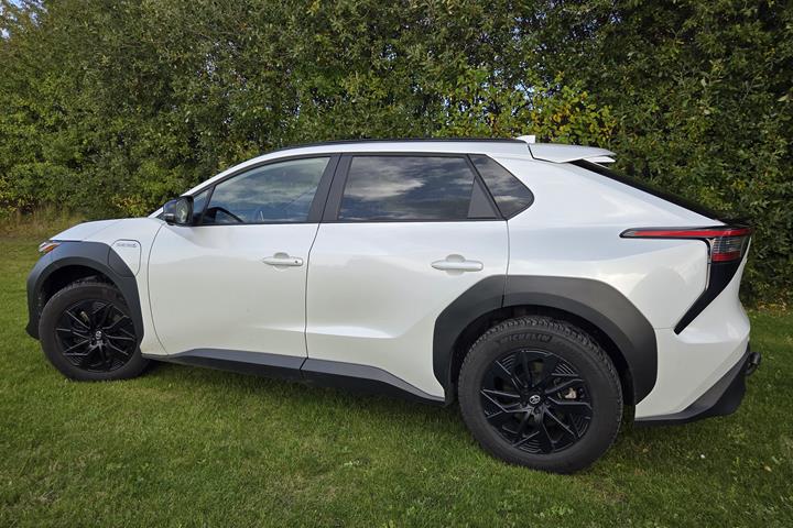 Hvid Toyota bZ4X SUV fra 2023
