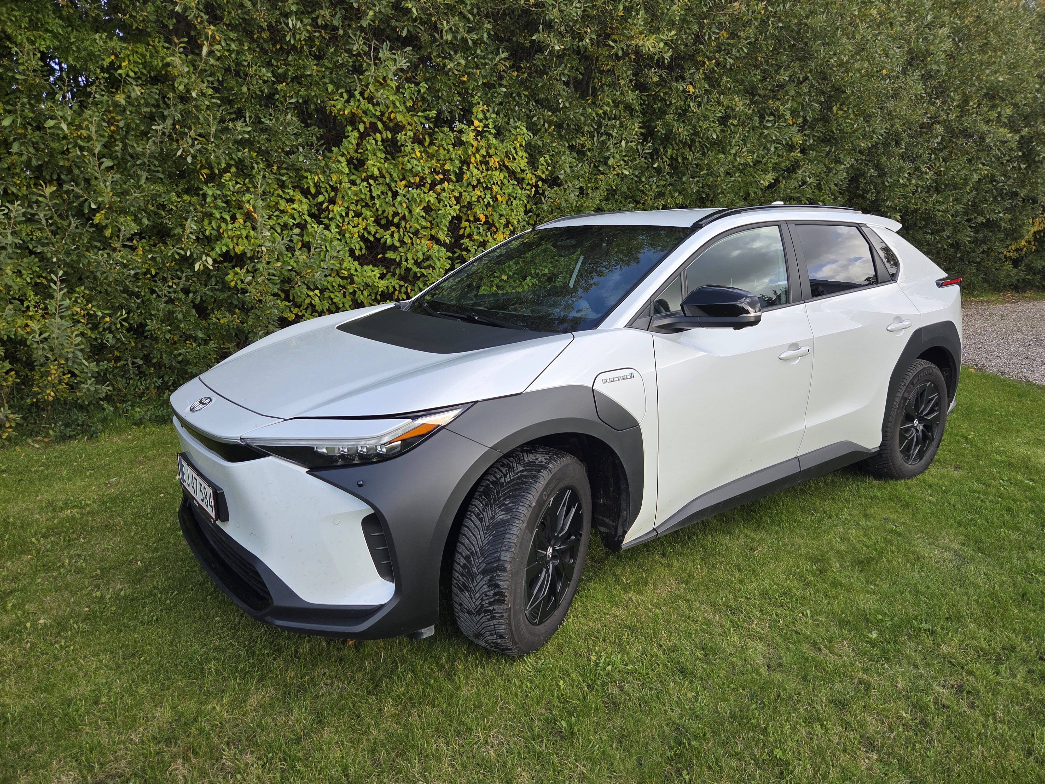 Hvid Toyota bZ4X SUV fra 2023