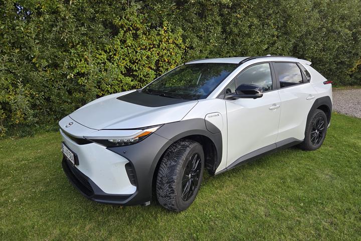 Hvid Toyota bZ4X SUV fra 2023