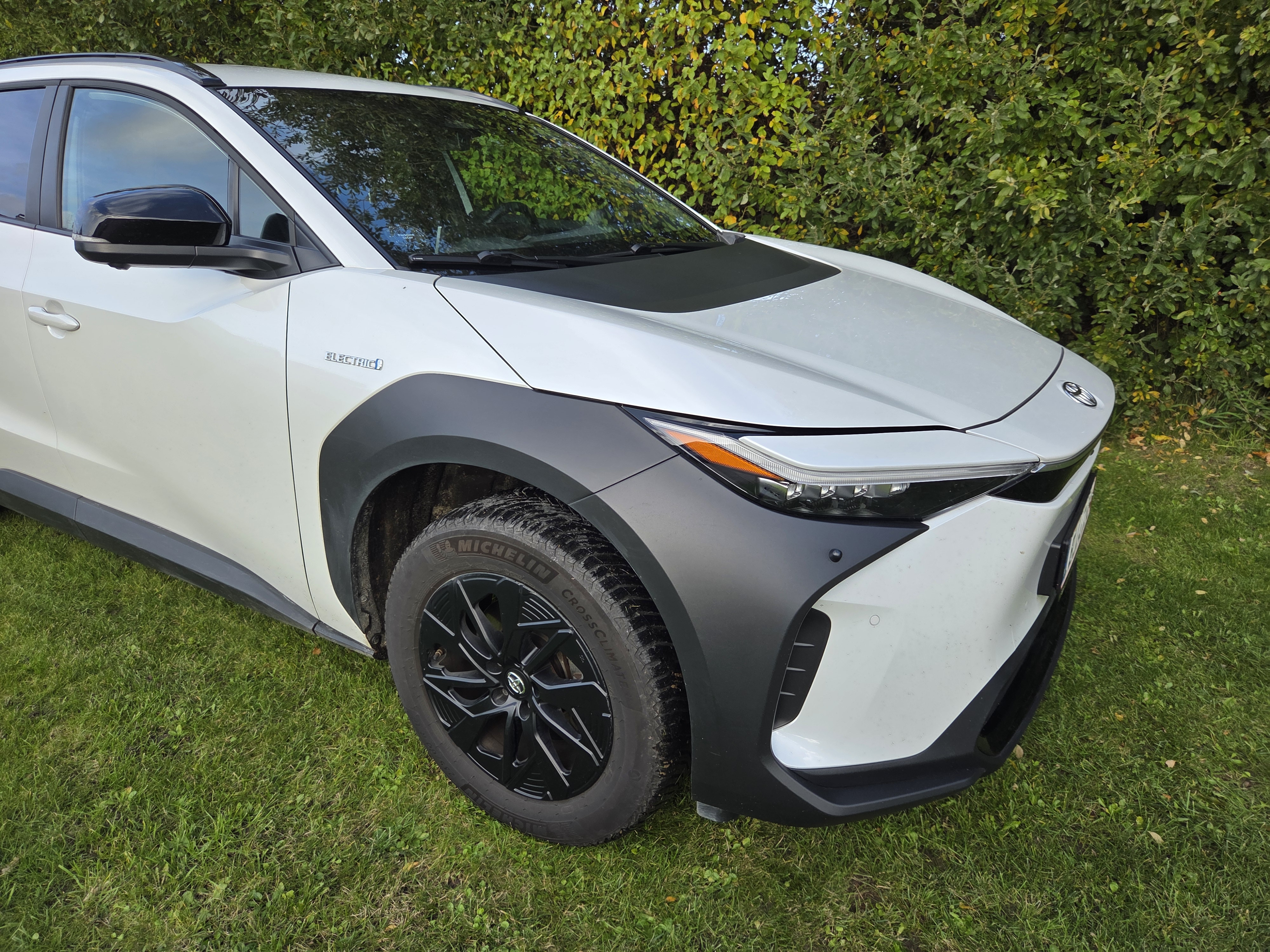 Hvid Toyota bZ4X SUV fra 2023