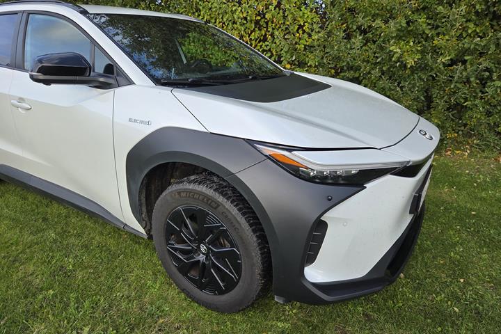 Hvid Toyota bZ4X SUV fra 2023