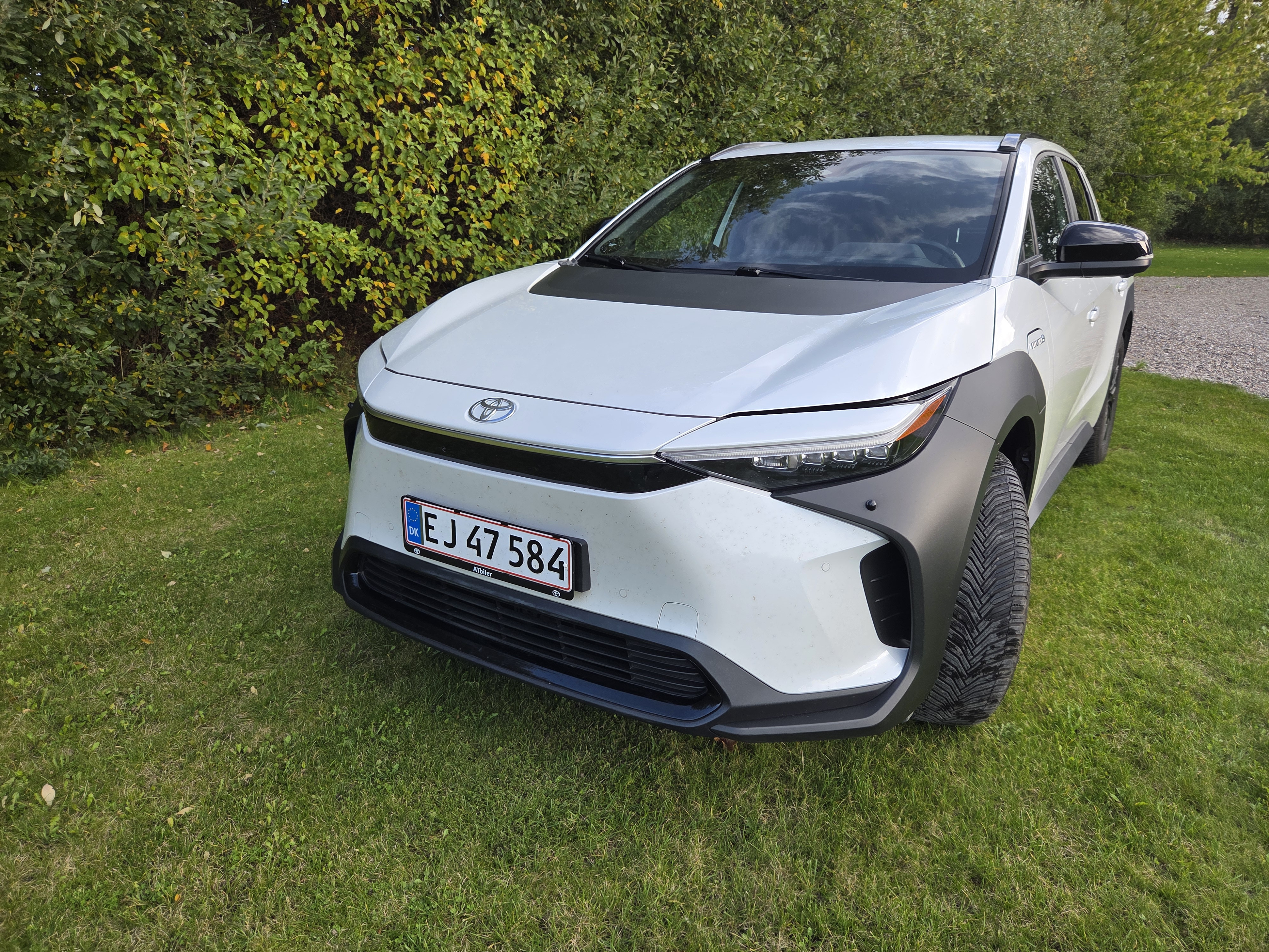 Hvid Toyota bZ4X SUV fra 2023