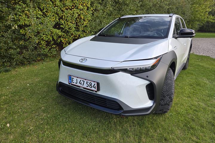 Hvid Toyota bZ4X SUV fra 2023
