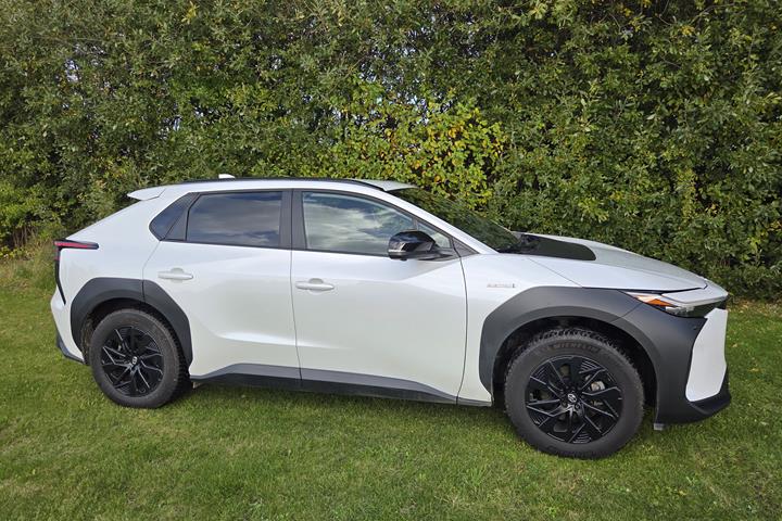 Hvid Toyota bZ4X SUV fra 2023
