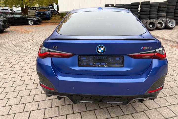 Blå BMW i4 fra 2023