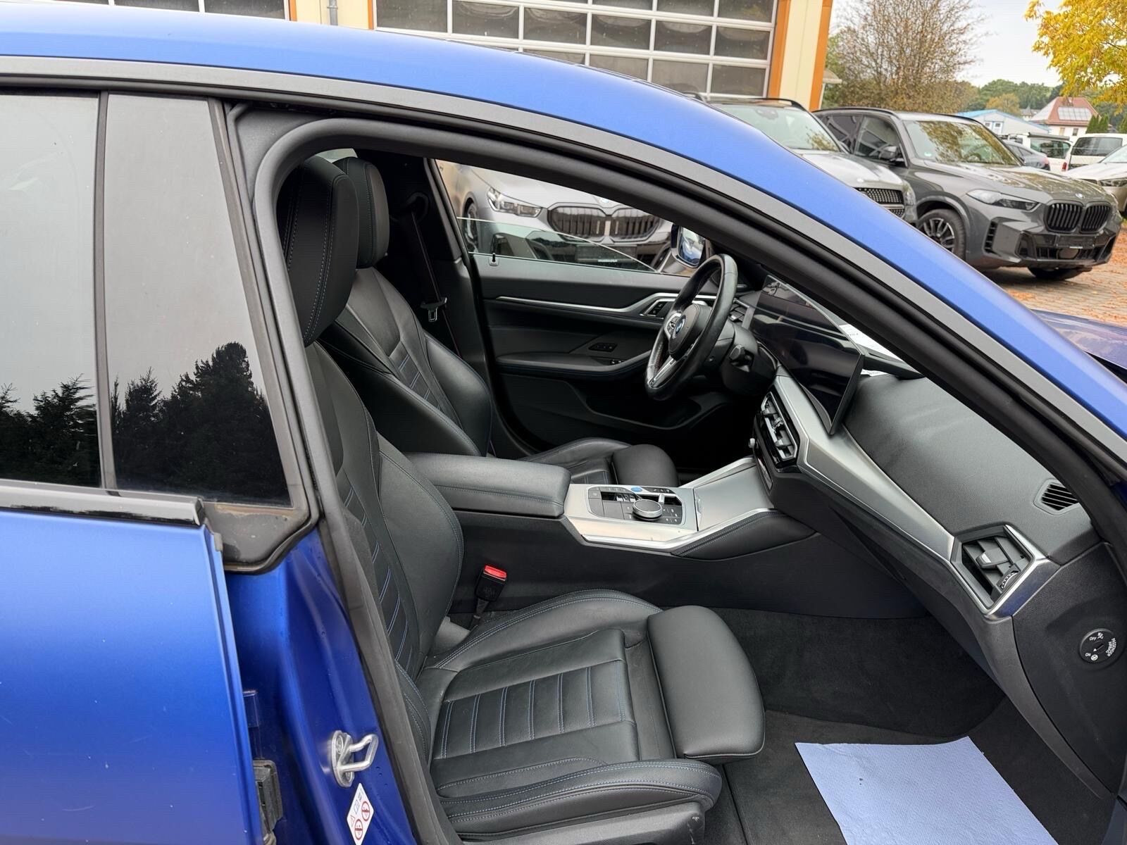 Blå BMW i4 fra 2023
