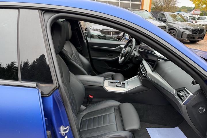 Blå BMW i4 fra 2023