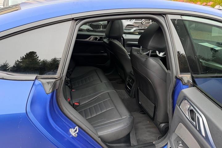 Blå BMW i4 fra 2023