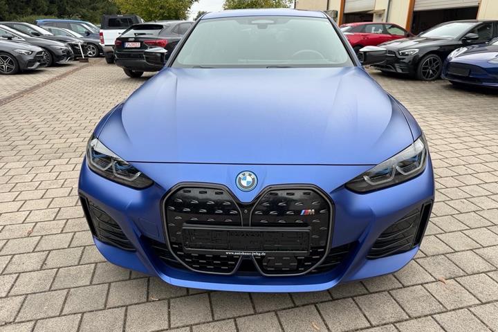 Blå BMW i4 fra 2023