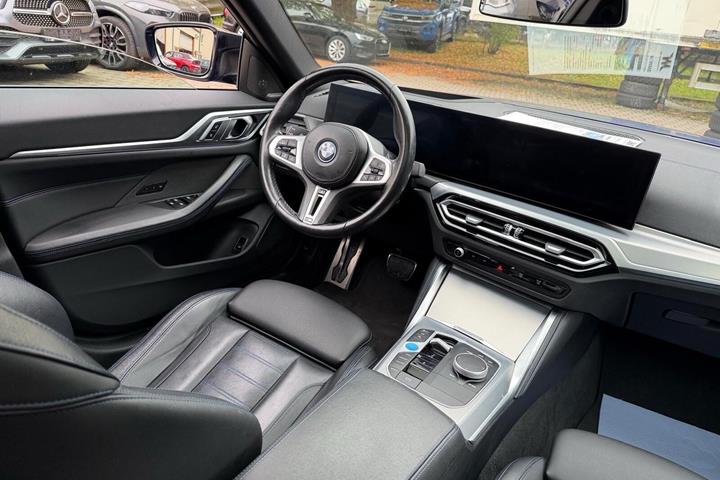 Blå BMW i4 fra 2023