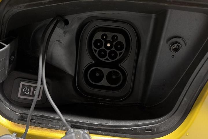 Gul Jeep Avenger fra 2024