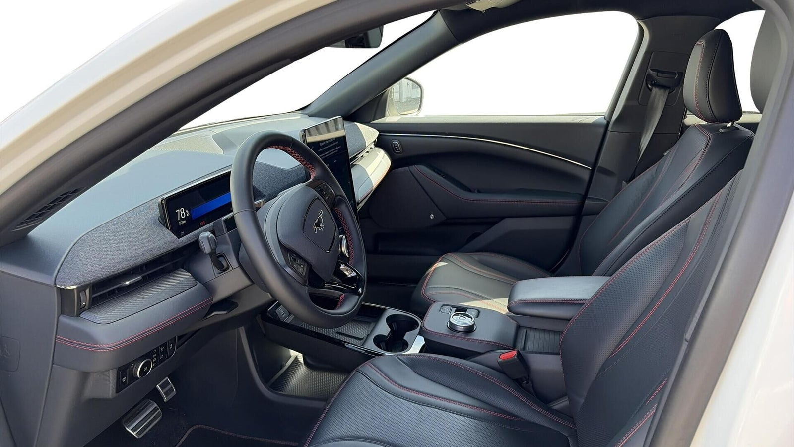 Hvid Ford Mustang Mach-E fra 2023