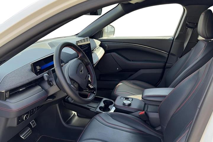 Hvid Ford Mustang Mach-E fra 2023