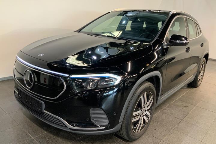 Sort Mercedes EQA250 fra 2021 set udefra