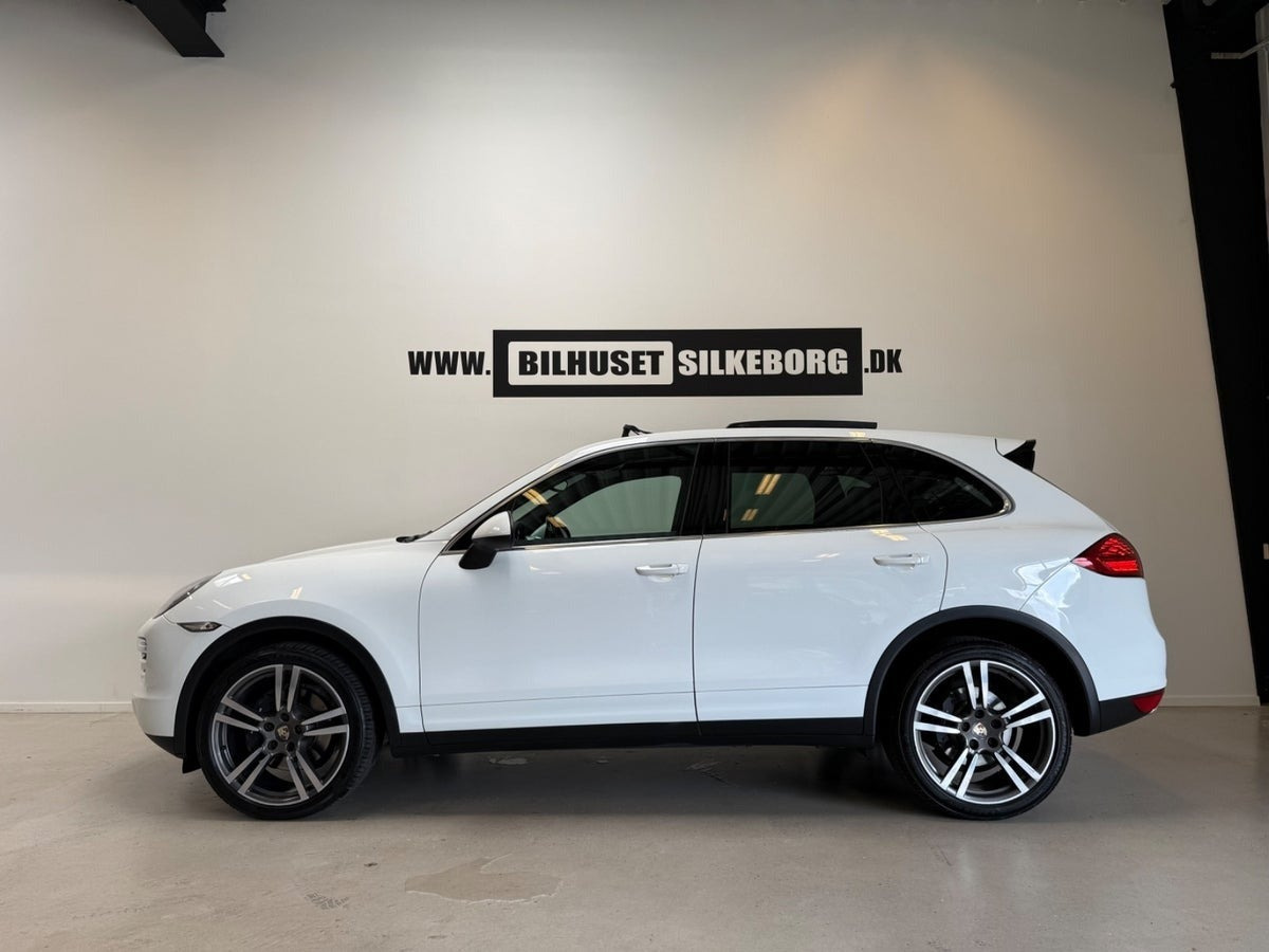 Sort Porsche Cayenne fra 2013