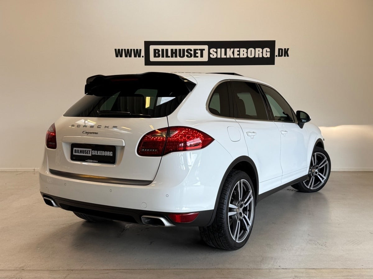 Sort Porsche Cayenne fra 2013