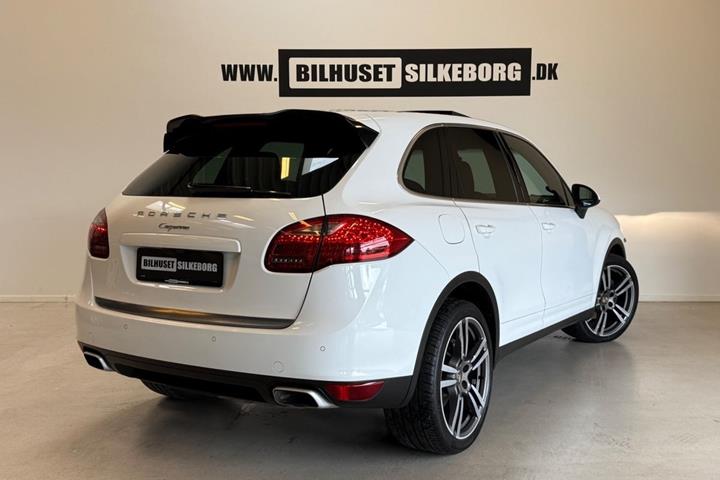 Sort Porsche Cayenne fra 2013