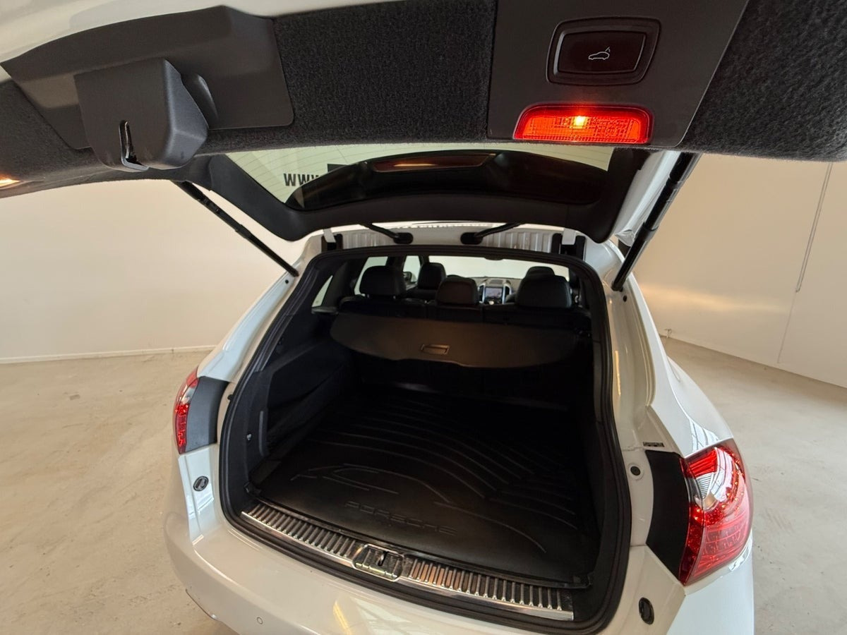 Sort Porsche Cayenne fra 2013