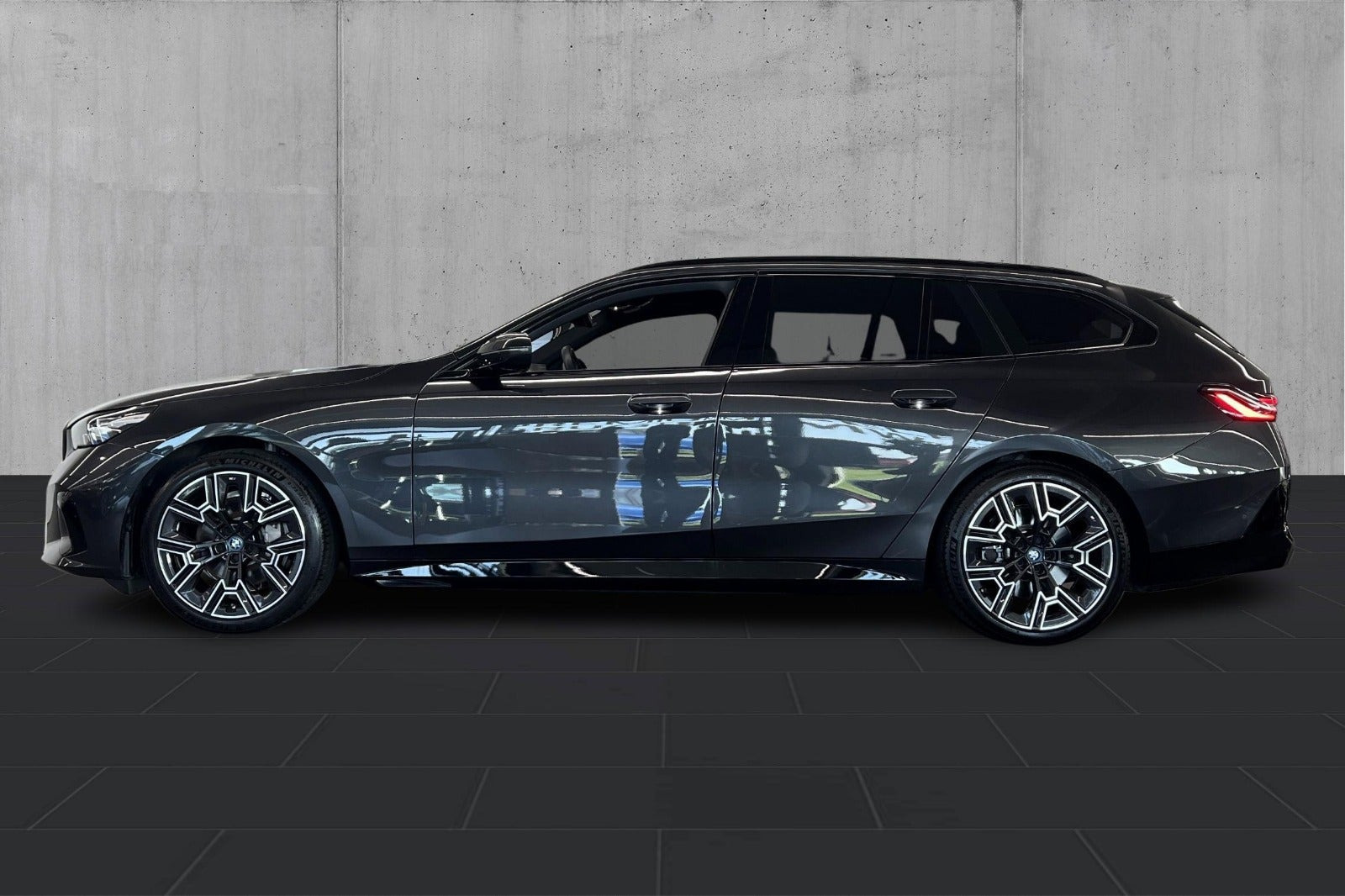 Grå BMW i5 fra 2026