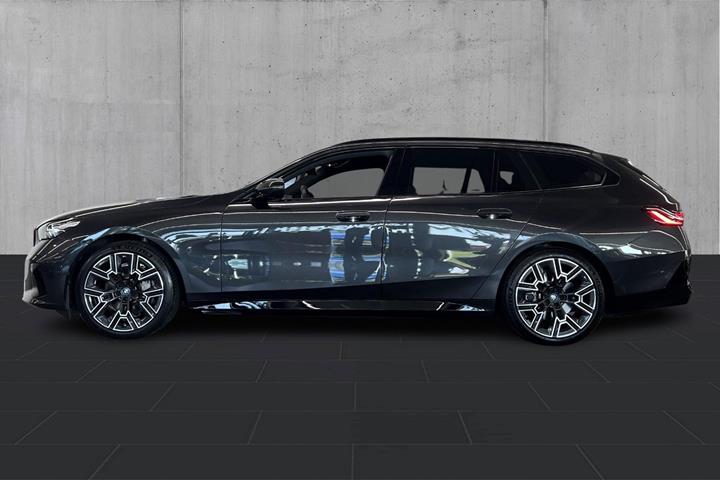 Grå BMW i5 fra 2026