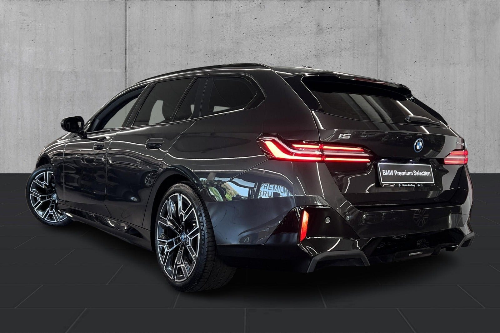 Grå BMW i5 fra 2026