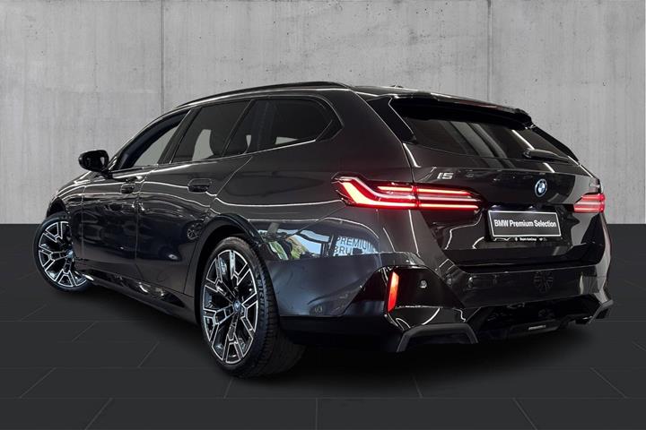 Grå BMW i5 fra 2026