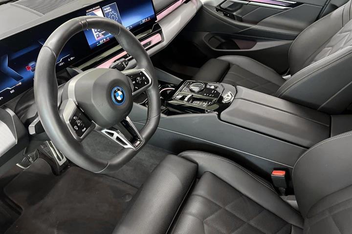Grå BMW i5 fra 2026