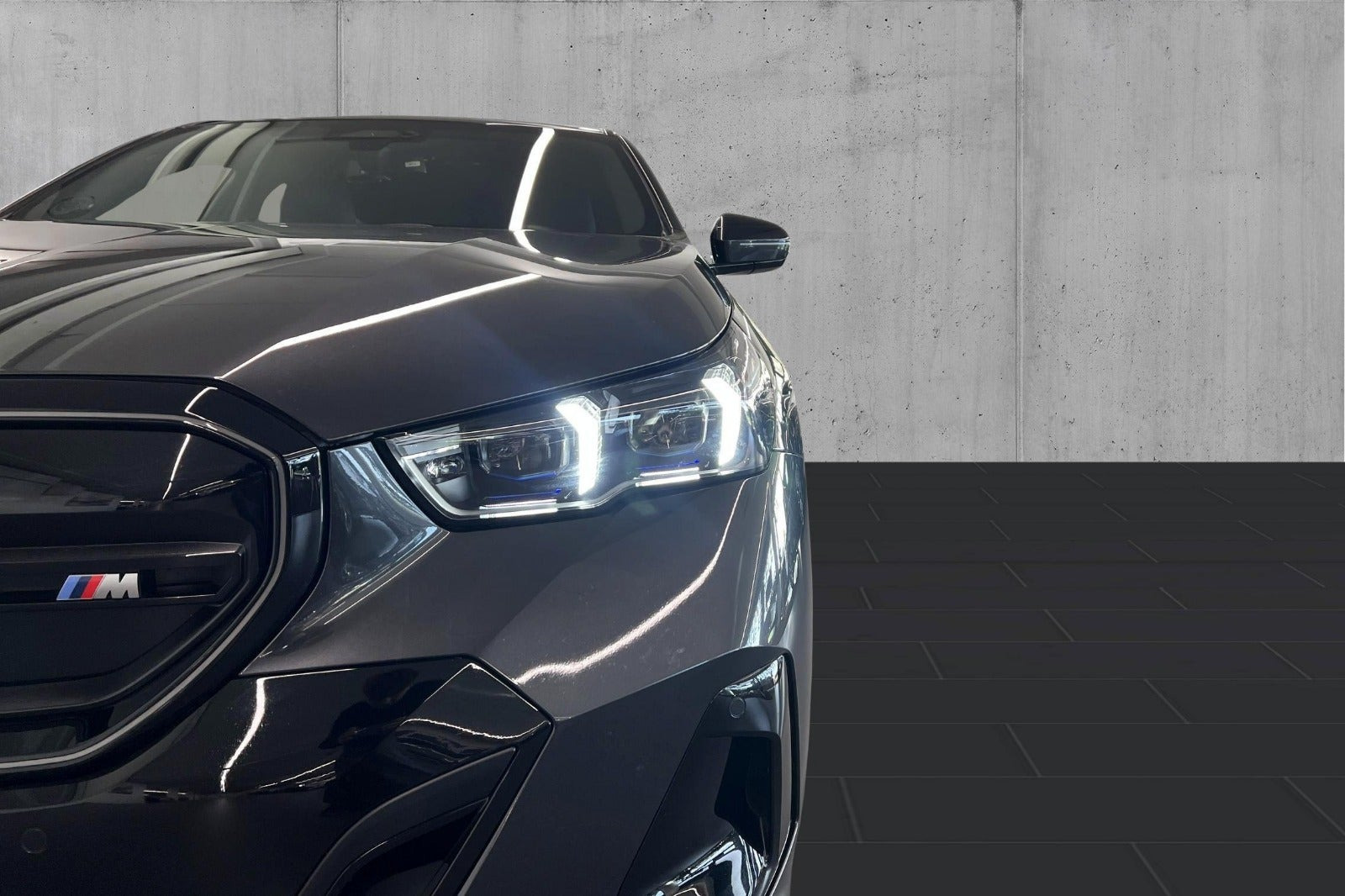 Grå BMW i5 fra 2026