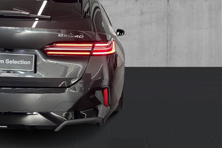 Grå BMW i5 fra 2026