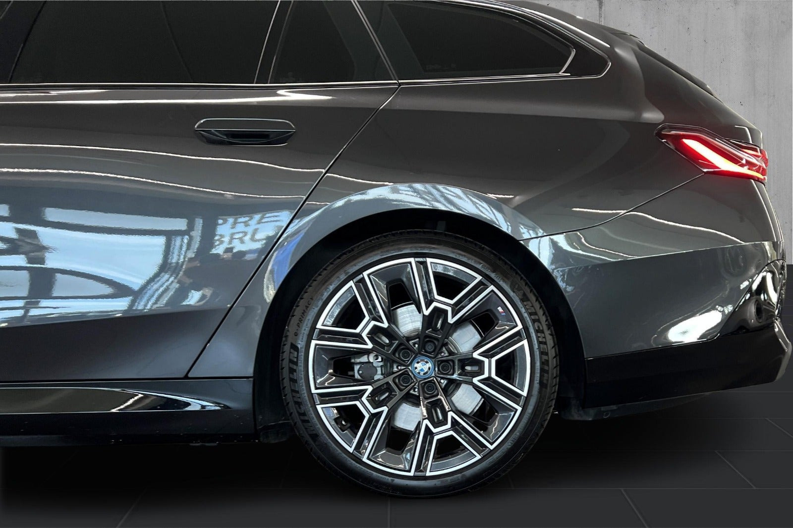Grå BMW i5 fra 2026