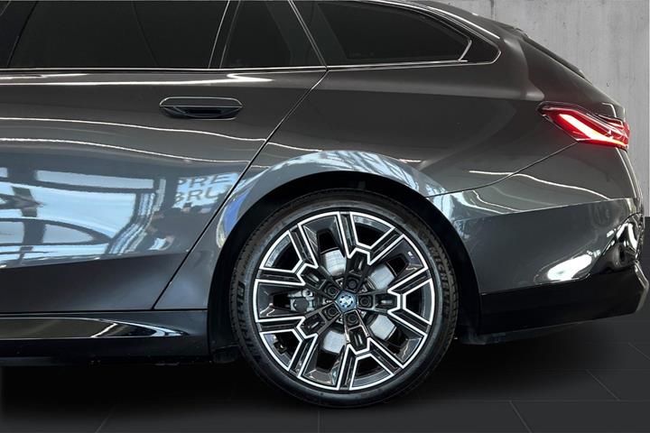Grå BMW i5 fra 2026