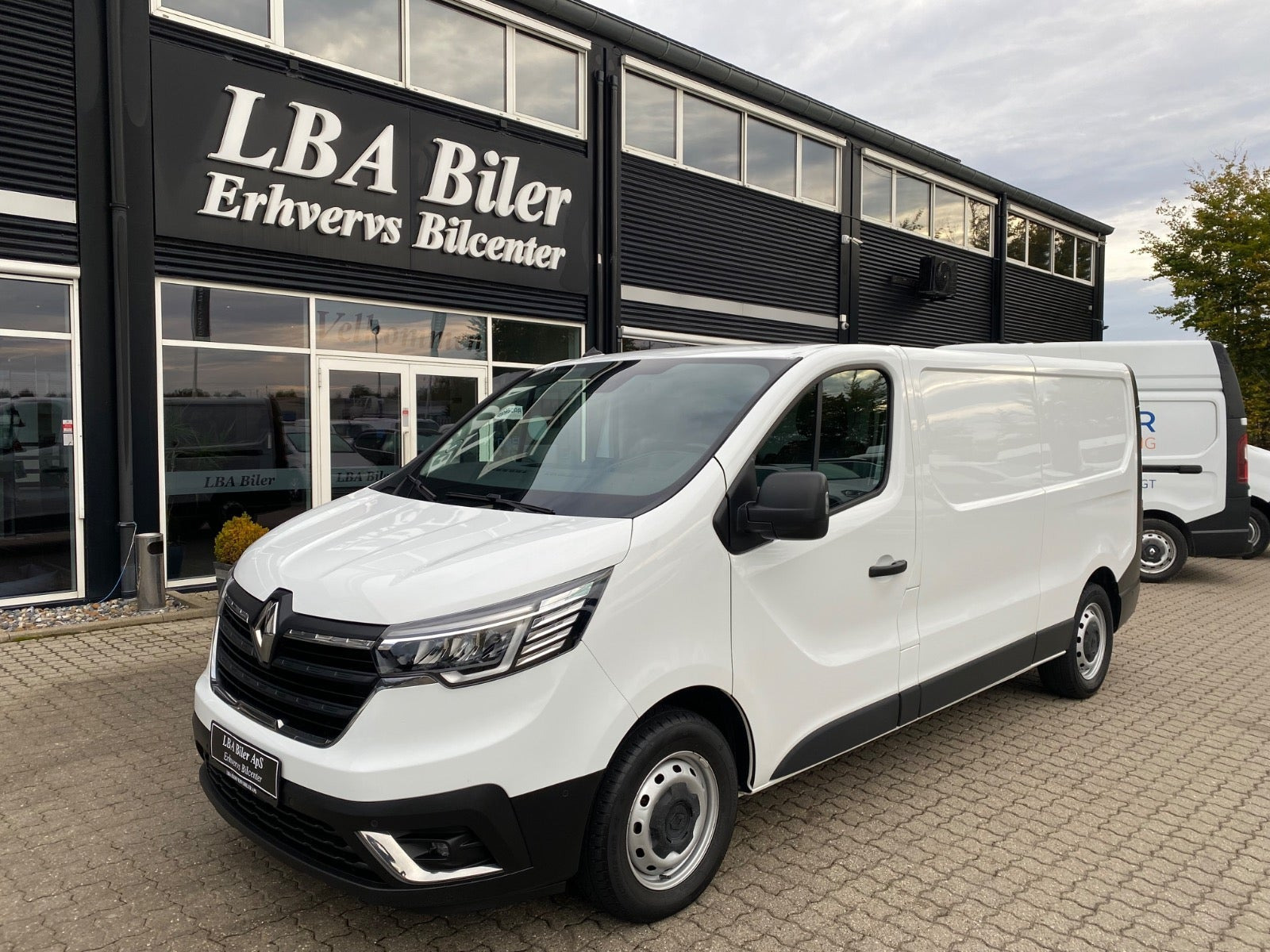 Hvid Renault Trafic fra 2023