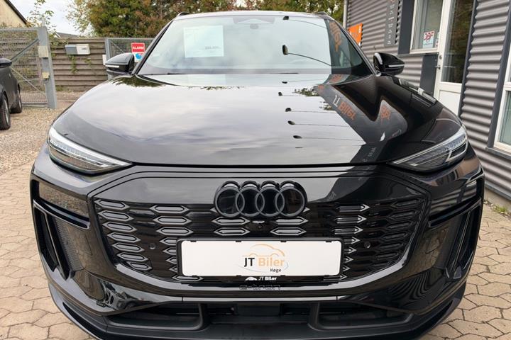 Sort Audi Q6 e-tron fra 2025
