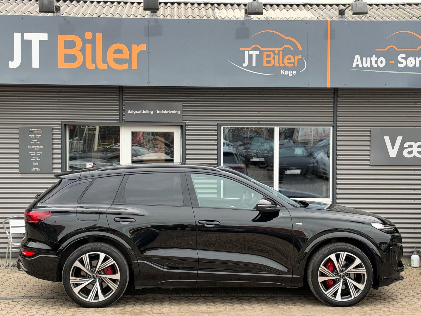 Sort Audi Q6 e-tron fra 2025