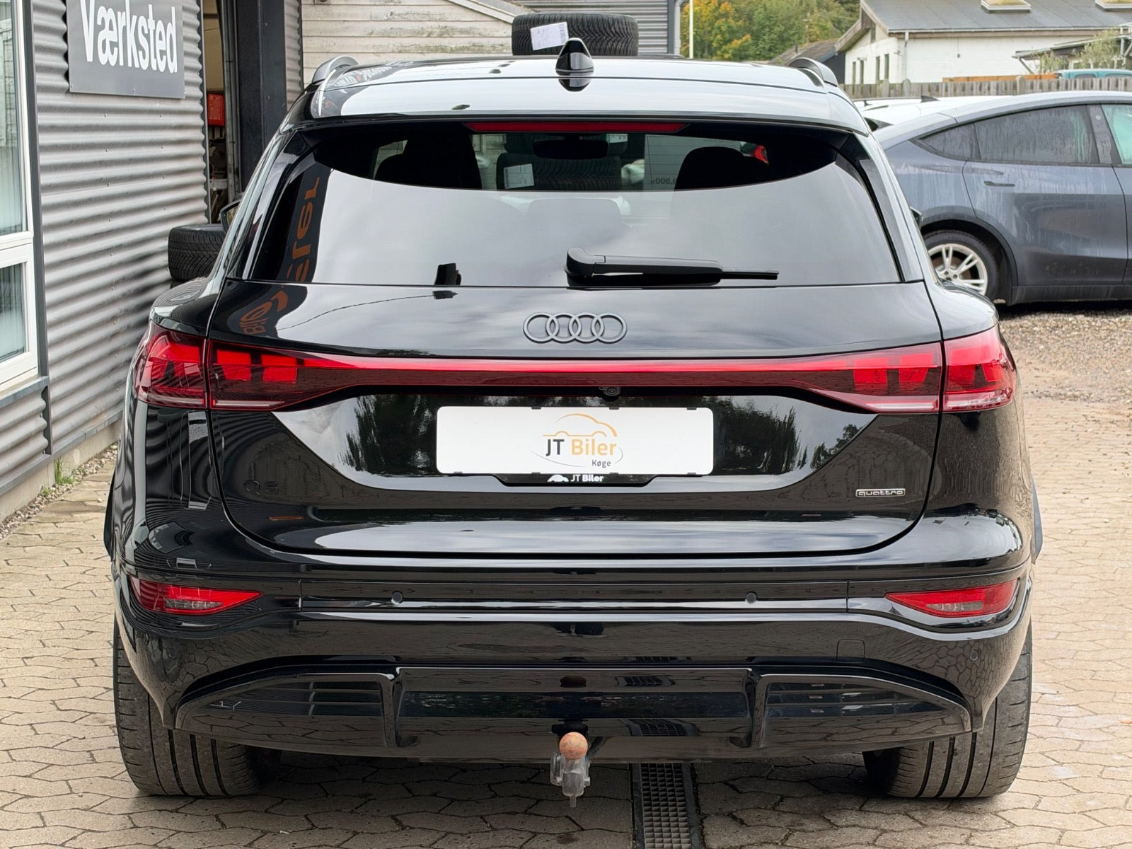 Sort Audi Q6 e-tron fra 2025