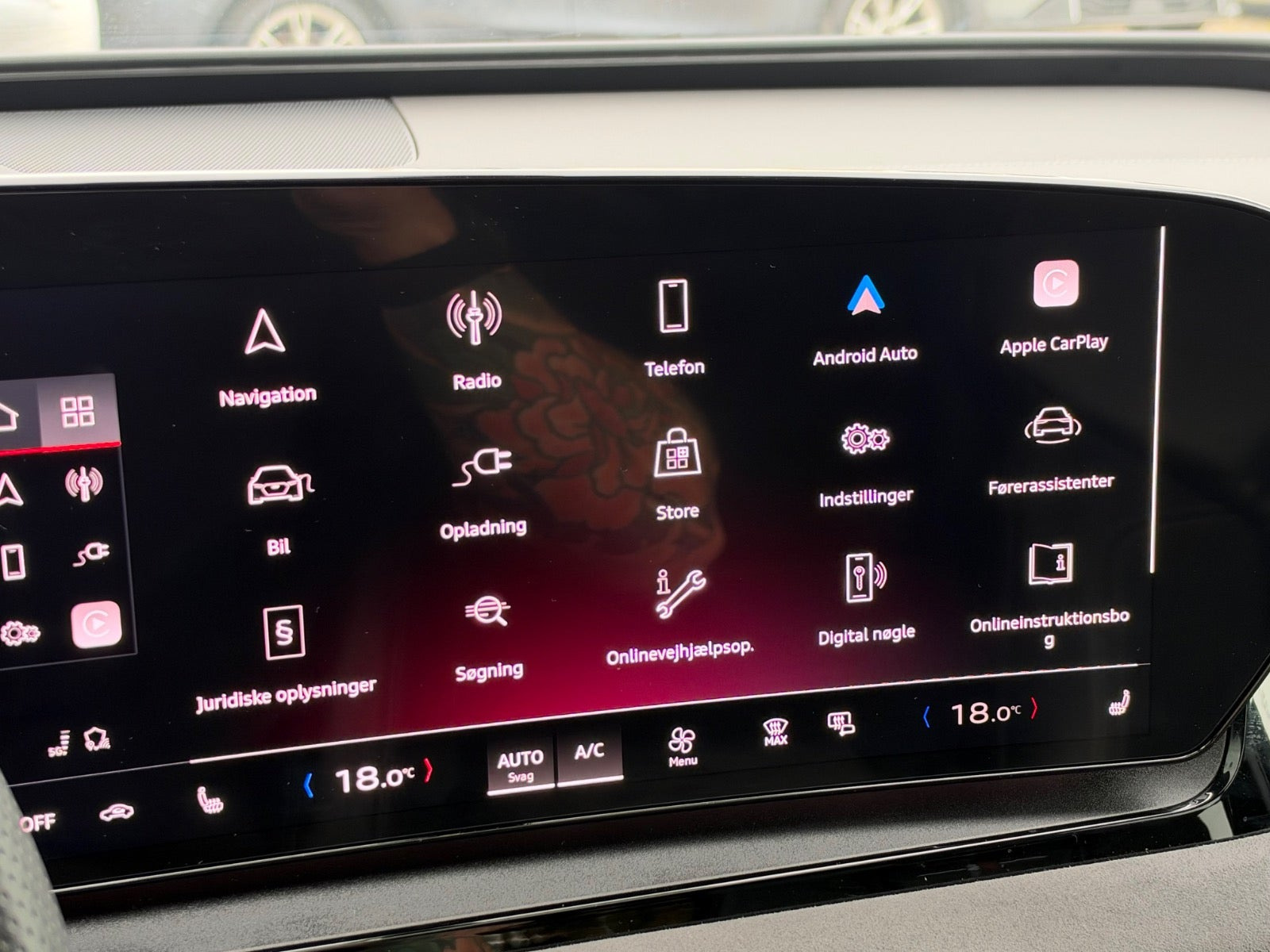 Sort Audi Q6 e-tron fra 2025