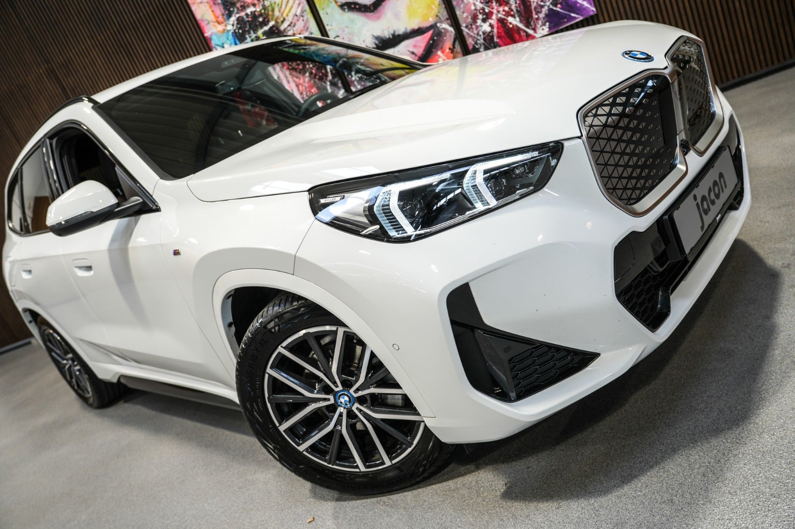 Hvid BMW iX1 fra 2025