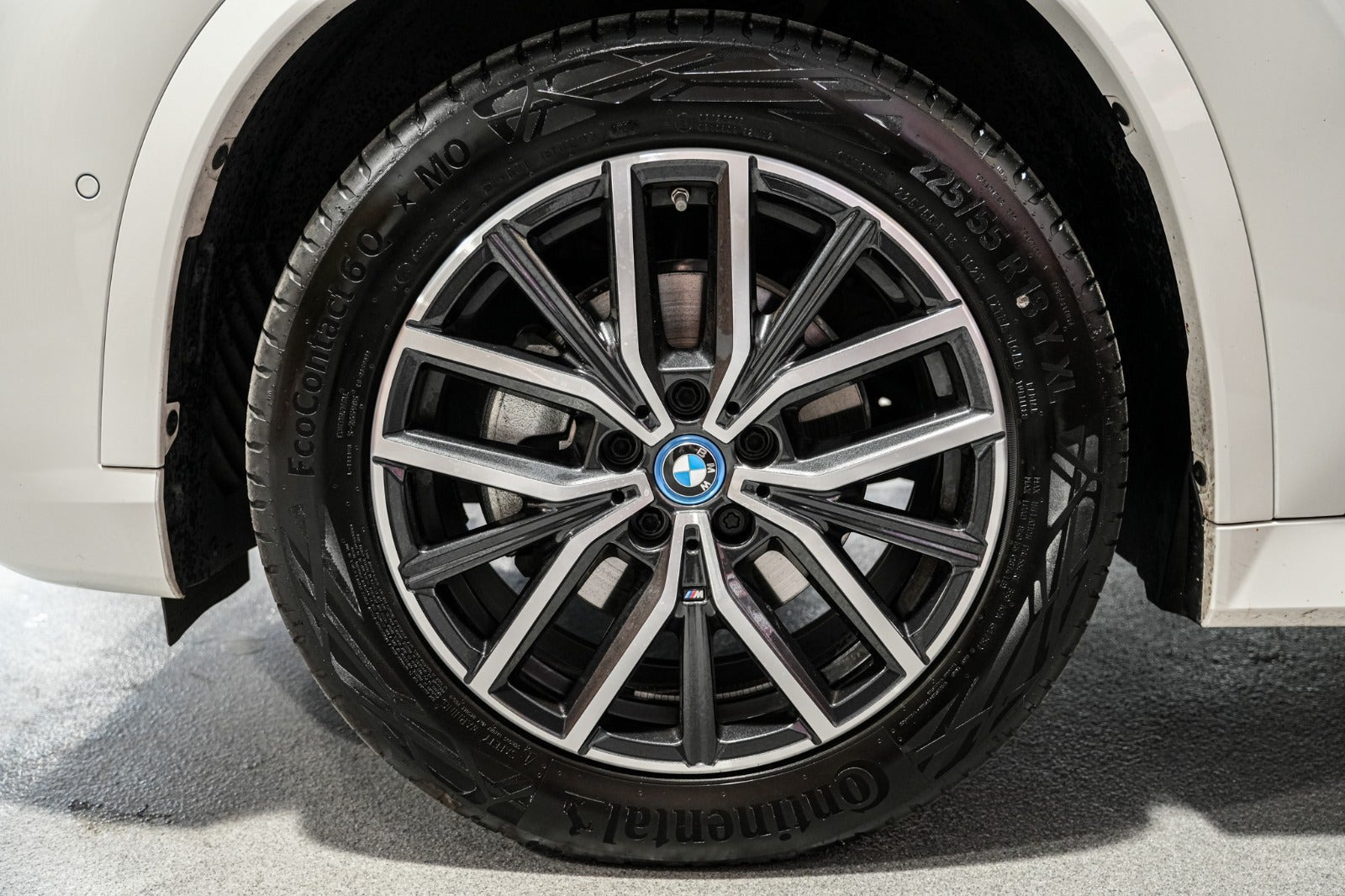Hvid BMW iX1 fra 2025