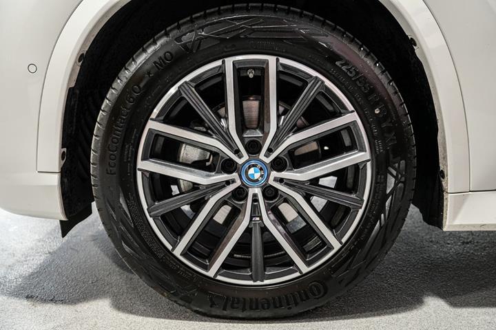 Hvid BMW iX1 fra 2025